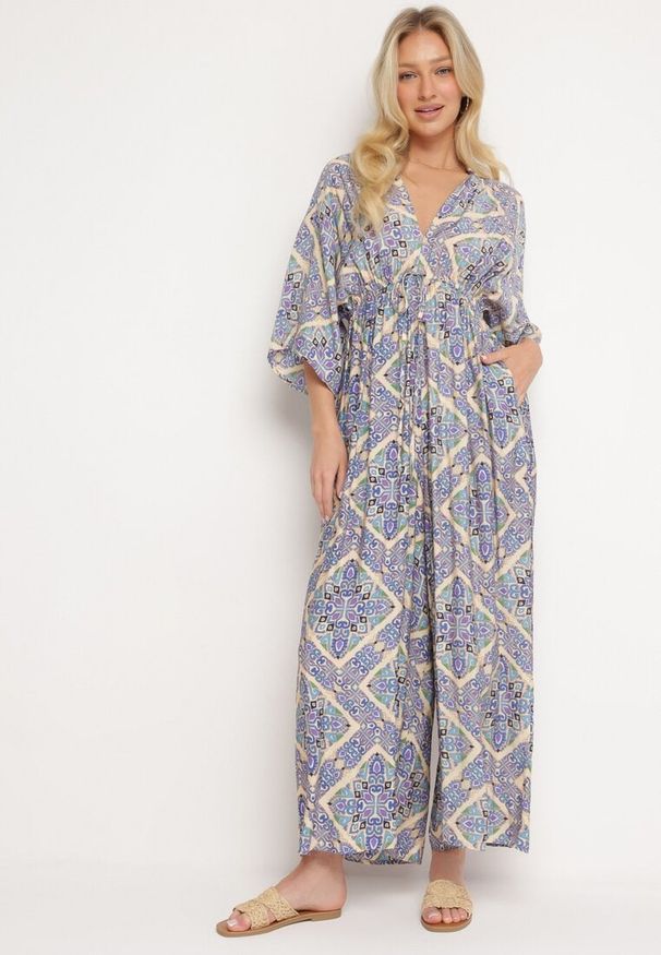 Born2be - Niebieski Kombinezon Boho z Gumką w Talii Wiązany na Plecach z Szerokimi Nogawkami Rodolia. Okazja: na co dzień. Kolor: niebieski. Długość rękawa: krótki rękaw. Długość: krótkie. Styl: boho