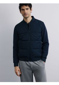Reserved - Kurtka bomberka ze stójką - granatowy. Typ kołnierza: kołnierzyk stójkowy. Kolor: niebieski. Materiał: dzianina, bawełna #1