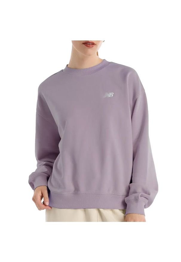 Bluza New Balance WT41508ICW - różowa. Okazja: na co dzień. Kolor: różowy. Materiał: dresówka, bawełna, prążkowany, poliester. Wzór: napisy. Styl: klasyczny, casual