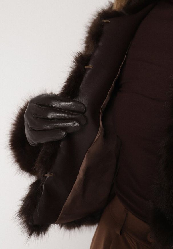 Born2be - Brązowa Krótka Kurtka z Futerkiem na Haftki Loreinda. Okazja: na co dzień. Kolor: brązowy. Materiał: futro. Długość: krótkie. Styl: casual, elegancki