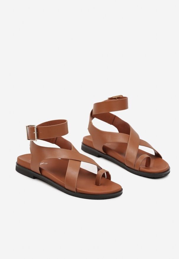Renee - Jasnobrązowe Sandały Japonki w Stylu Rzymianek Perraza. Zapięcie: pasek. Kolor: brązowy. Sezon: lato. Obcas: na płaskiej podeszwie. Styl: boho, elegancki