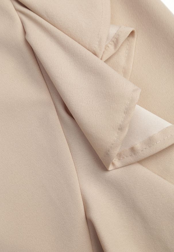 Renee - Ciemnobeżowa Kopertowa Sukienka z Trójkątnym Dekoltem i Falbankami Holana. Okazja: na randkę. Typ kołnierza: kołnierz z falbankami. Kolor: beżowy. Typ sukienki: kopertowe. Styl: elegancki