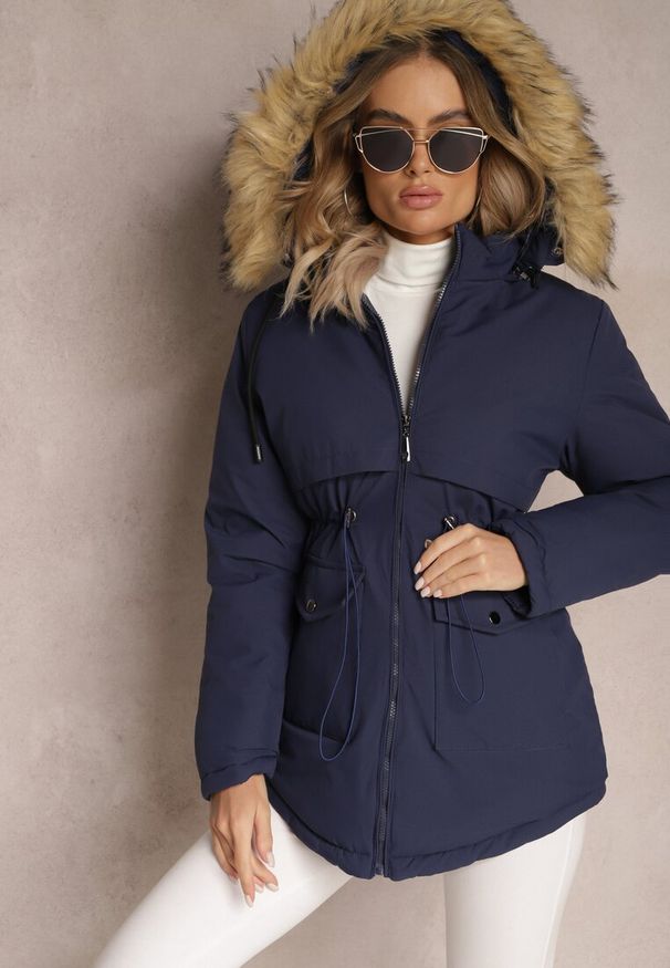 Renee - Granatowa Kurtka Parka z Odpinanym Kapturem i Futerkiem Veazee. Okazja: na co dzień. Kolor: niebieski. Materiał: futro. Sezon: zima. Styl: klasyczny, elegancki, casual