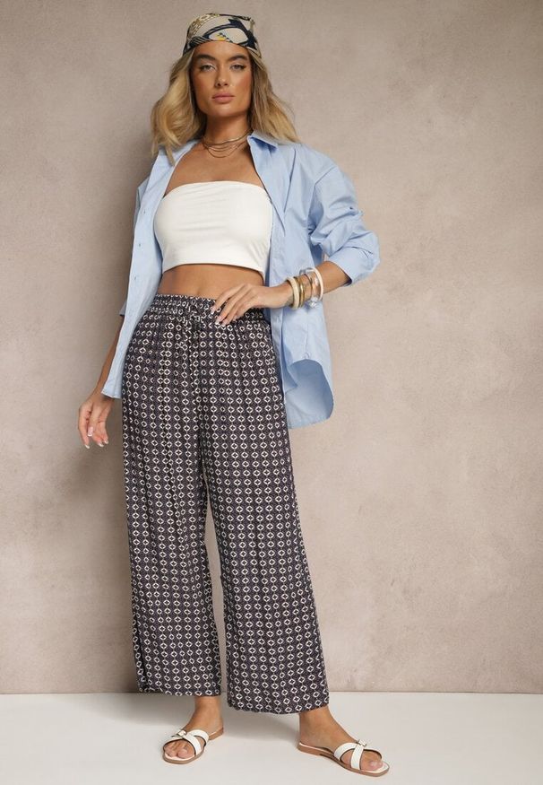 Renee - Granatowe Spodnie o Szerokim Kroju High Waist z Geometrycznym Wzorem Farisia. Stan: podwyższony. Kolor: niebieski. Materiał: bawełna. Wzór: geometria. Styl: elegancki