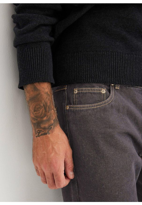 bonprix - Dżinsy regular fit, straight. Kolor: czarny, brązowy. Styl: sportowy, klasyczny