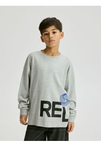 Reserved - Bawełniany longsleeve z nadrukiem - jasnoszary. Kolor: szary. Materiał: bawełna. Długość rękawa: długi rękaw. Wzór: nadruk #1