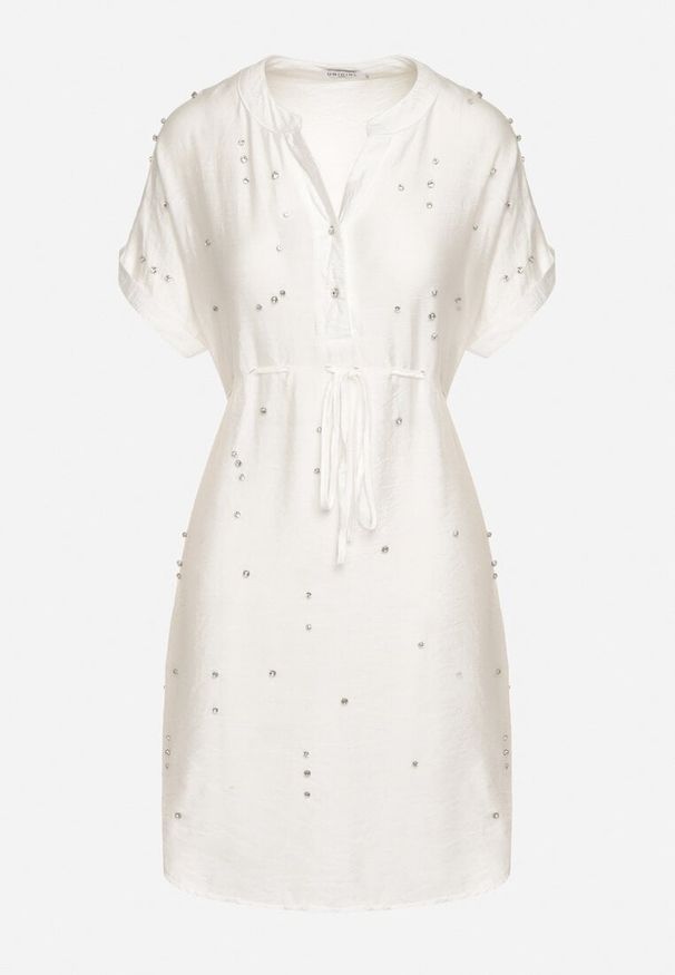 Born2be - Biała Pudełkowa Sukienka ze Ściągaczem w Talii Zdobiona Cyrkoniami Pilefia. Typ kołnierza: dekolt w kształcie V. Kolor: biały. Długość rękawa: krótki rękaw. Wzór: aplikacja. Styl: elegancki