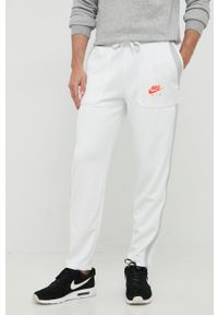 Nike Sportswear Spodnie męskie kolor biały gładkie. Kolor: biały. Materiał: włókno, materiał. Wzór: gładki