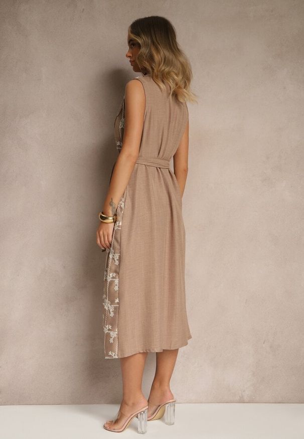 Renee - Ciemnobeżowa Sukienka Koszulowa z Wiązanym Paskiem i Haftowanym Zdobieniem Malenea. Okazja: na co dzień. Kolor: beżowy. Materiał: jeans. Długość rękawa: bez rękawów. Wzór: haft, aplikacja. Typ sukienki: koszulowe. Styl: klasyczny, casual, elegancki