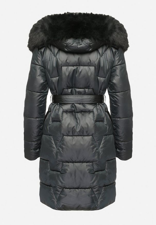 Born2be - Ciemnozielona Pikowana Kurtka o Długim Kroju Ozdobiona Paskiem i Odpinanym Futerkiem Milirra. Okazja: na spacer. Kolor: zielony. Materiał: futro. Długość: długie. Wzór: aplikacja. Styl: elegancki, wizytowy