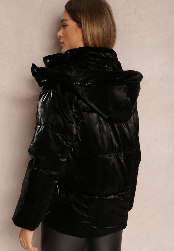 Renee - Czarna Kurtka Metaliczna z Kapturem Ilmoye. Typ kołnierza: kaptur. Kolor: czarny. Materiał: jeans, materiał, skóra. Styl: klasyczny