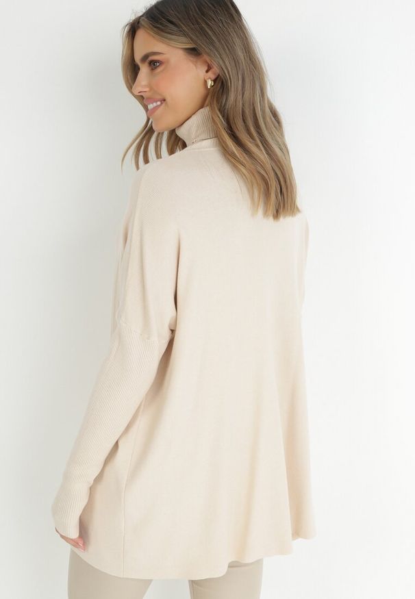 Born2be - Jasnobeżowy Golf Dzianinowy z Długim Rękawem Dist. Typ kołnierza: golf. Kolor: beżowy. Materiał: dzianina. Długość rękawa: długi rękaw. Długość: długie. Sezon: zima, jesień