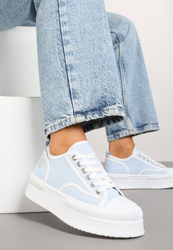 Born2be - Niebieskie Trampki na Grubej Podeszwie Ozdobione Metaliczną Aplikacją Efadelis. Okazja: na co dzień. Kolor: niebieski. Materiał: jeans. Wzór: aplikacja. Styl: casual