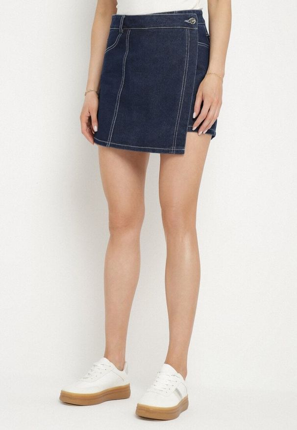 Born2be - Granatowe Jeansowe Spódnico-Szorty o Asymetrycznym Kroju z Ozdobnymi Przeszyciami Lisarennea. Okazja: na co dzień. Kolor: niebieski. Materiał: jeans. Styl: casual, elegancki, sportowy