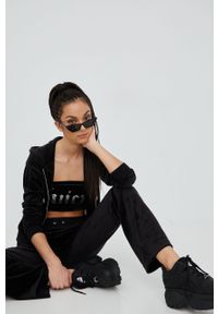 Juicy Couture bluza damska kolor czarny z kapturem z aplikacją. Okazja: na co dzień. Typ kołnierza: kaptur. Kolor: czarny. Wzór: aplikacja. Styl: casual #2