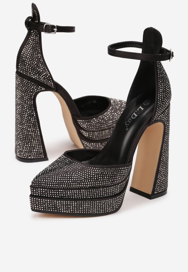 Renee - Czarne Sandały w Cyrkonie na Platformie i Słupku Irmeli. Okazja: na co dzień. Nosek buta: szpiczasty. Zapięcie: sprzączka. Kolor: czarny. Materiał: satyna. Sezon: lato. Obcas: na platformie. Styl: casual, elegancki. Wysokość obcasa: średni
