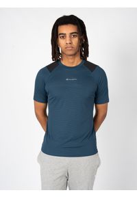 Champion T-Shirt "Tech-Tee" | 218011 | Mężczyzna | Czarny, Niebieski. Okazja: na co dzień. Kolor: niebieski, czarny, wielokolorowy. Materiał: poliester. Wzór: nadruk. Styl: casual, klasyczny #4