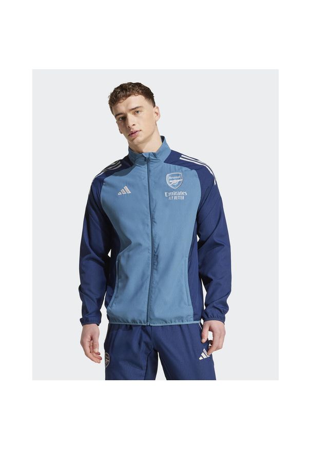 Adidas - Kurtka dresowa Prematch Arsenal 2025/26. Kolor: niebieski. Materiał: dresówka. Sport: piłka nożna