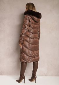 Renee - Brązowa Kurtka Płaszcz za Kolano z Pikowaniem i Odpinanym Kapturem Calarin. Kolor: brązowy. Materiał: zamsz, futro. Długość: długie. Sezon: zima. Styl: elegancki #2