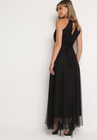 Born2be - Czarna Wieczorowa Sukienka ze Stójką Wiązana w Talii Ozdobiona Siateczką Nestasoni. Okazja: na imprezę. Typ kołnierza: kołnierzyk stójkowy. Kolor: czarny. Materiał: satyna. Długość rękawa: bez rękawów. Wzór: aplikacja. Styl: wizytowy #5