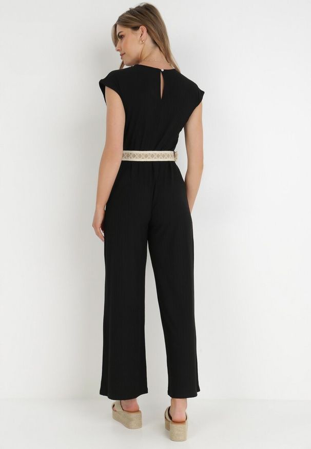 Born2be - Czarny Kombinezon z Paskiem Thalaera. Kolor: czarny. Materiał: dzianina, prążkowany. Długość rękawa: krótki rękaw. Długość: krótkie. Wzór: jednolity. Sezon: lato. Styl: boho