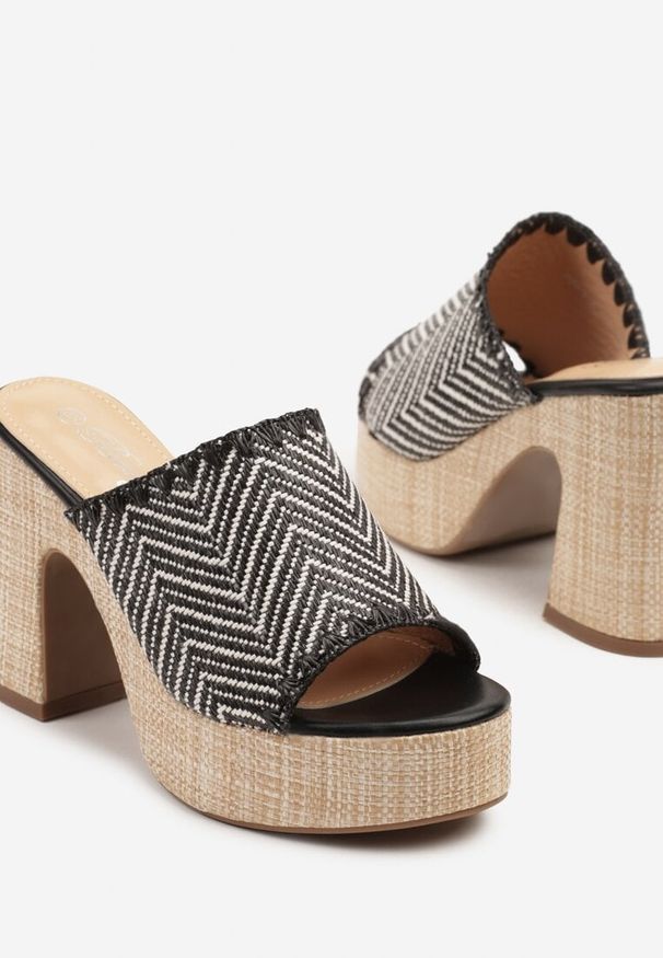 Born2be - Czarne Klapki na Obcasie i Platformie z Geometrycznym Wzorem Udivisa. Okazja: na co dzień. Kolor: czarny. Materiał: jeans. Wzór: geometria. Obcas: na obcasie. Styl: casual, elegancki. Wysokość obcasa: średni