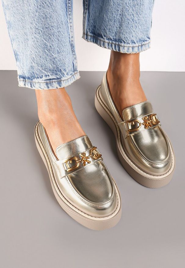 Born2be - Złote Płaskie Mokasyny Ozdobione Łańcuszkiem Evarith. Okazja: na spotkanie biznesowe, do pracy, na co dzień. Kolor: złoty. Materiał: jeans. Wzór: aplikacja. Styl: biznesowy, elegancki, casual