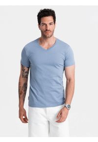 Ombre Clothing - Klasyczna męska bawełniana koszulka z dekoltem w serek BASIC – niebieska V20. Typ kołnierza: dekolt w serek. Kolor: niebieski. Materiał: bawełna. Wzór: ze splotem, jednolity. Styl: klasyczny #5