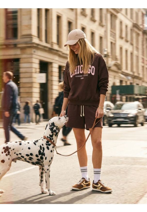 Sinsay - Dresowe bermudy z kieszeniami - czerwony. Kolor: czerwony. Materiał: dresówka