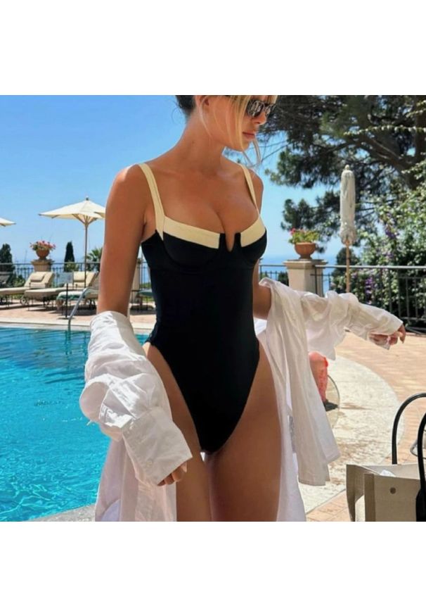 Intica - Jednoczęściowy strój kąpielowy z lamówką i wbudowanym stanikiem na lato Aglaja. Kolor: czarny. Materiał: materiał