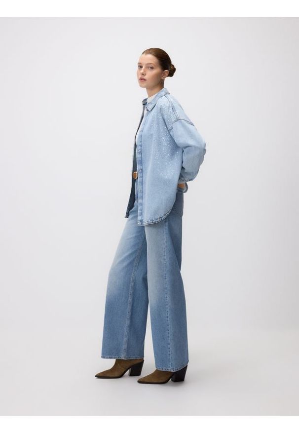 Reserved - Jeansowa koszula z aplikacjami - niebieski. Kolor: niebieski. Materiał: jeans. Wzór: aplikacja