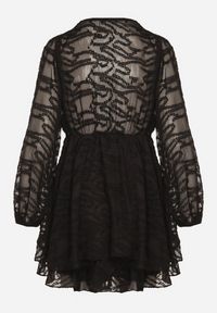 Born2be - Czarna Siateczkowa Sukienka o Rozkloszowanym Kroju Zdobiona Tłoczeniem Zenesava. Okazja: na co dzień. Typ kołnierza: dekolt w serek. Kolor: czarny. Materiał: poliester. Wzór: aplikacja. Sezon: lato. Typ sukienki: rozkloszowane. Styl: klasyczny, casual, elegancki #3