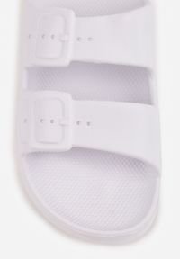 Born2be - Białe Klapki z Dwoma Paskami i Klamrami Alexie. Okazja: na co dzień. Kolor: biały. Materiał: len, jeans. Wzór: paski. Sezon: lato. Styl: wakacyjny, casual, klasyczny #7