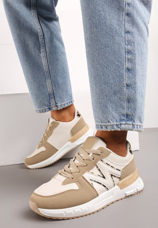 Born2be - Ciemnobeżowe Sznurowane Sneakersy na Płaskiej Podeszwie z Metalicznym Wykończeniem Vivamarie. Nosek buta: okrągły. Zapięcie: sznurówki. Kolor: beżowy. Obcas: na płaskiej podeszwie. Wysokość obcasa: niski