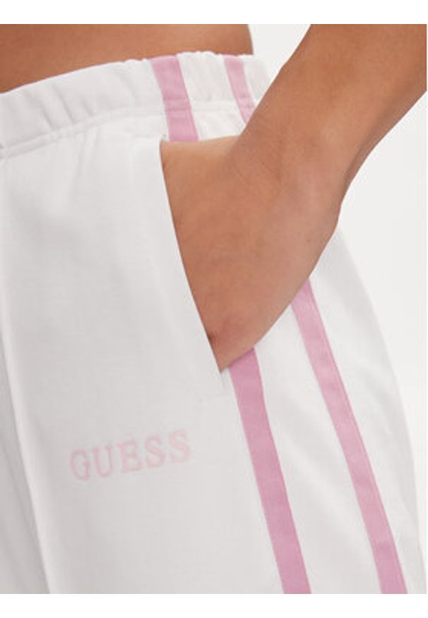 Guess Spodnie dresowe V4GB03 KC5R0 Biały Relaxed Fit. Kolor: biały. Materiał: bawełna