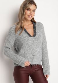 Born2be - Szary Krótki Sweter z Wełną i Głębokim Dekoltem w Serek Savalithia. Typ kołnierza: dekolt w serek. Kolor: szary. Materiał: wełna. Długość: krótkie. Sezon: zima #7