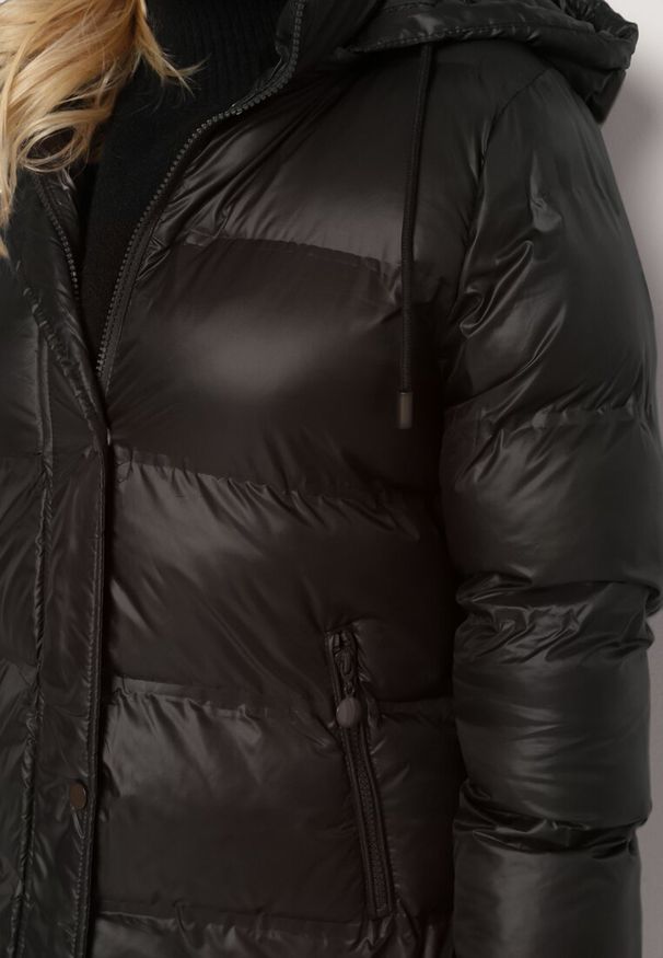 Born2be - Czarna Pikowana Kurtka o Długim Kroju z Kapturem Kieszeniami i Dwustronnym Suwakiem Sanarose. Okazja: na spacer, na co dzień. Typ kołnierza: kaptur. Kolor: czarny. Materiał: dzianina, jeans. Długość: długie. Wzór: aplikacja. Styl: casual, elegancki