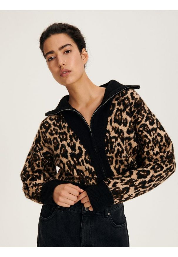 Reserved - Sweter w zwierzęcy wzór - wielobarwny. Materiał: dzianina. Długość: krótkie. Wzór: motyw zwierzęcy