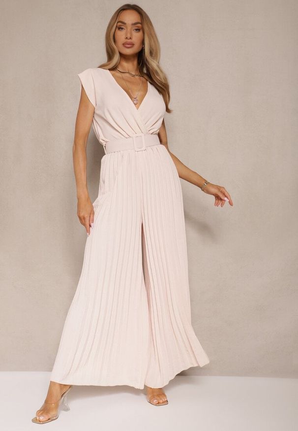 Renee - Beżowy Kopertowy Kombinezon Wide Leg Zdobiony Plisami i Paskiem z Klamrą Salirella. Okazja: na co dzień. Kolor: beżowy. Wzór: aplikacja. Styl: elegancki, casual