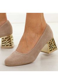 Beżowe zamsz Polskie czółenka damskie Suzana 594. Okazja: na co dzień. Nosek buta: okrągły. Kolor: beżowy. Szerokość cholewki: normalna. Materiał: zamsz. Sezon: wiosna, lato, jesień. Obcas: na obcasie. Styl: wizytowy, casual, klasyczny, elegancki. Wysokość obcasa: średni #1