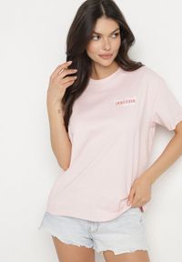 Born2be - Jasnoróżowy Bawełniany T-shirt z Ozdobnym Nadrukiem Addlessa. Okazja: na co dzień. Kolor: różowy. Materiał: bawełna. Wzór: nadruk. Styl: klasyczny, casual #5