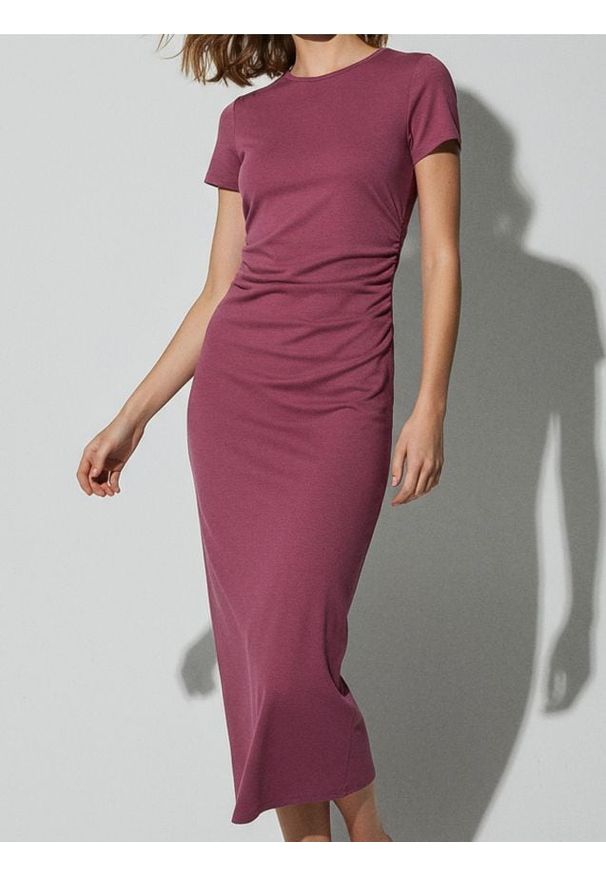 Sinsay - Bawełniana sukienka midi z marszczeniem po bokach - różowy. Kolor: różowy. Materiał: bawełna. Długość: midi