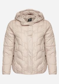 Born2be - Beżowa Pikowana Kurtka Przejściowa o Klasycznym Kroju z Kapturem Tavitte. Okazja: na co dzień, na spacer. Typ kołnierza: kaptur. Kolekcja: plus size. Kolor: beżowy. Materiał: poliester, jeans. Wzór: aplikacja. Styl: klasyczny #2