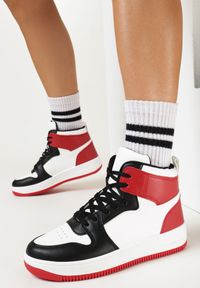 Born2be - Biało-Czerwone Sneakersy za Kostkę z Perforacją Desta. Wysokość cholewki: za kostkę. Kolor: biały. Materiał: jeans #1