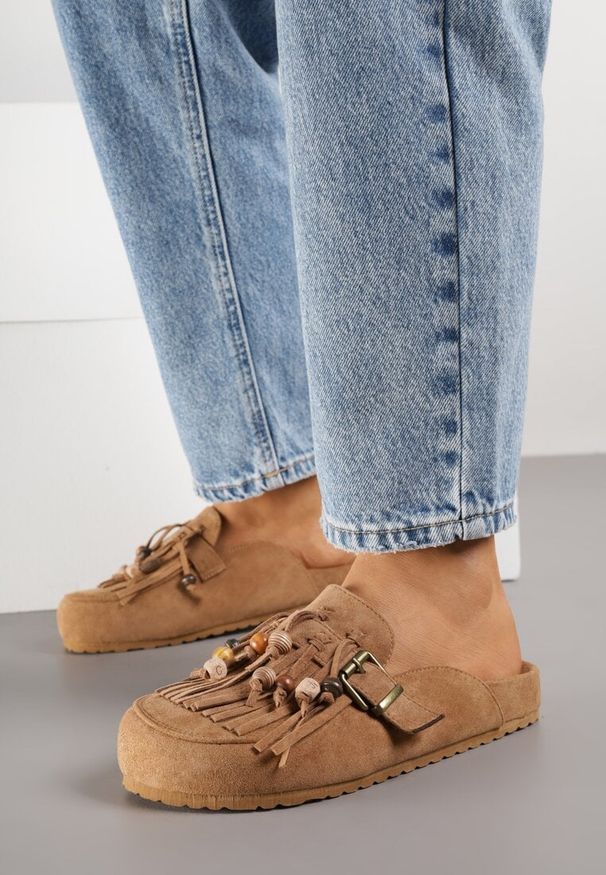 Renee - Jasnobrązowe Klapki na Platformie Ozdobione Koralikami Klamrami i Frędzlami Leurecea. Okazja: na co dzień. Kolor: brązowy. Materiał: jeans. Wzór: aplikacja. Sezon: lato. Obcas: na platformie. Styl: casual, elegancki