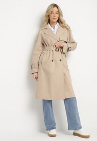 Born2be - Beżowy Płaszcz w Stylu Trencza Ozdobiony Paskiem z Klamrą Ninellira. Kolor: beżowy. Materiał: jeans. Długość rękawa: długi rękaw. Długość: długie. Wzór: aplikacja. Styl: klasyczny, elegancki #1