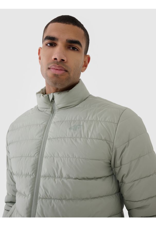 4f - 4F Kurtka puchowa z wypełnieniem syntetycznym męska - oliwkowa/khaki S. Okazja: na co dzień. Typ kołnierza: kołnierzyk stójkowy. Kolor: brązowy, oliwkowy, wielokolorowy. Materiał: syntetyk, puch. Długość: długie. Styl: casual, klasyczny, sportowy