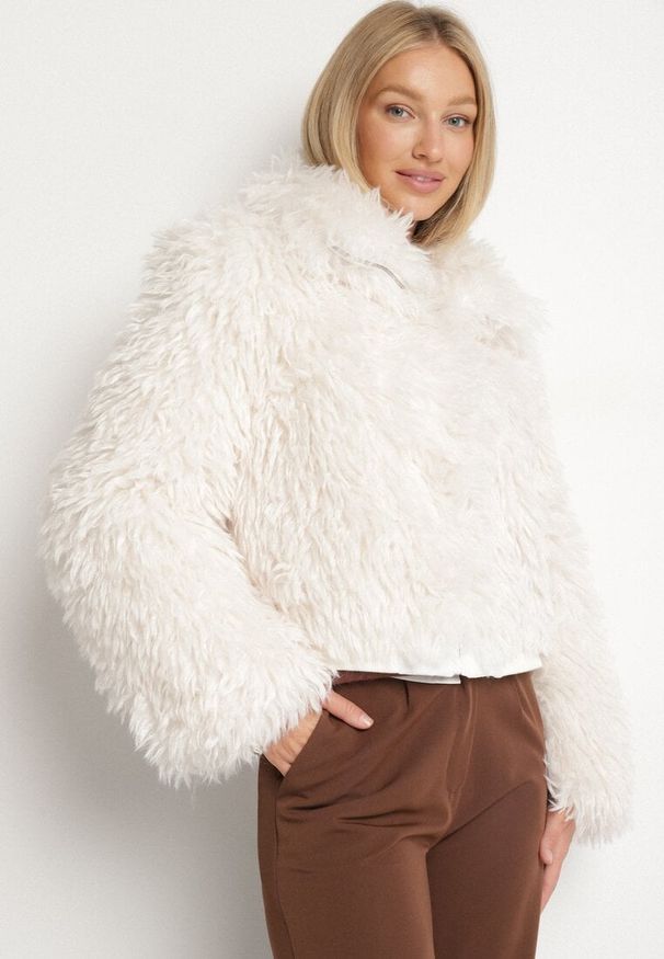 Born2be - Biała Krótka Kurtka Futerko z Wysokim Kołnierzem i Długim Włosiem Lanalia. Okazja: na spacer, na co dzień. Kolor: biały. Materiał: futro. Długość: krótkie. Styl: casual