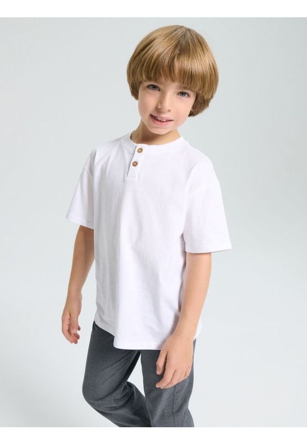 Sinsay - Koszulka z ozdobnymi guzikami - biały. Kolor: biały