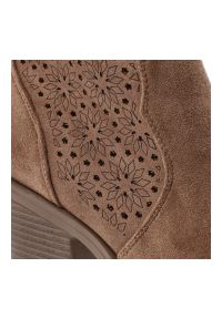 Brązowe Botki S.Barski Eleganckie Kowbojki Damskie. Okazja: na co dzień. Kolor: brązowy. Szerokość cholewki: normalna. Wzór: ażurowy, aplikacja, kwiaty. Materiał: materiał. Sezon: zima, jesień. Obcas: na obcasie. Styl: elegancki. Wysokość obcasa: średni #3